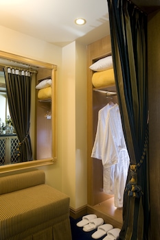 Athenian Panorama Room