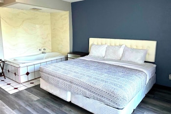Suite, 1 King Bed, Non Smoking (Jacuzzi Tub)