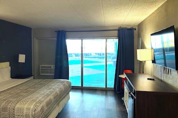 Room, 1 King Bed, Non Smoking, Pool View