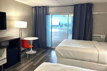 Room, 2 Queen Beds, Non Smoking, Pool View