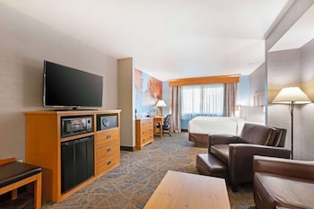 Standard Room, 1 King Bed, Non Smoking, Refrigerator & Microwave (Oversized Room)