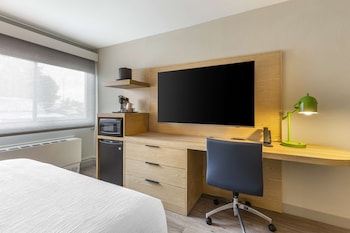 Standard Room, 1 Queen Bed, Non Smoking (No Pets in room type)