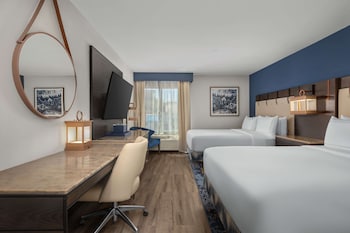 Room, 2 Queen Beds, Accessible, Bathtub