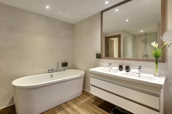 Premium Room, Bathtub (The Level)