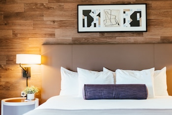 Classic Room, 1 King Bed, Balcony