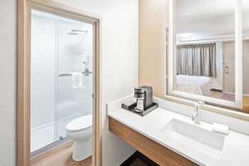 Standard Room, 1 King Bed (Smoke Free)