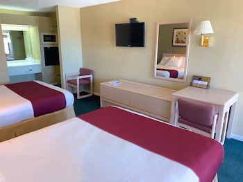 Room, 2 Queen Beds, Smoking