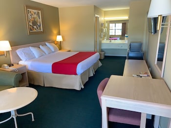 Room, 1 King Bed, Smoking (Deluxe)