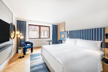 Executive Room, 1 King Bed (Plus)