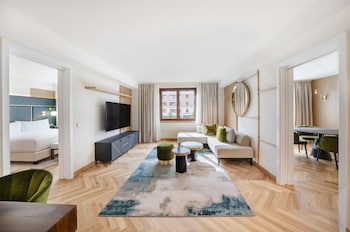 Grand Room, 1 King Bed, Kitchenette (Residence)