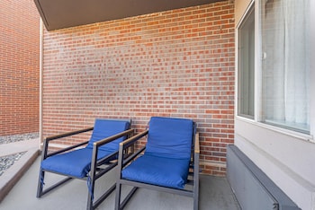 Standard Room, 1 King Bed, Accessible, Patio (Walk-in Shower)