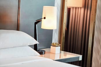 Club Room, 1 King Bed (Mobility Accessible, Tub)