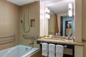 Room, 1 King Bed, Accessible, City View (Mobility/Non-Smoking/ Bath Tub)