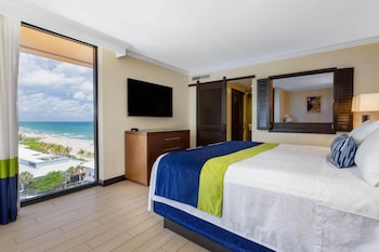 Suite, 1 King Bed, Non Smoking, Corner