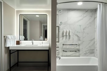 Suite, 1 Bedroom, Bathtub (Mobility/Hearing Accessible, Tub)