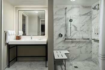 Suite, 1 Bedroom (Mobility/Hearing Access, Roll-In Shwr)