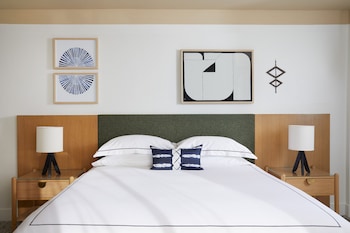 Room, 1 King Bed, Accessible, Corner (Mobility)