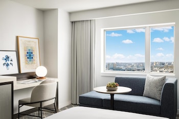 Room, 1 King Bed, Accessible, Bathtub (Mobility & Hearing)