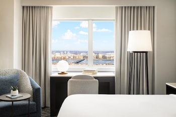 Room, 1 King Bed with Sofa bed, River View (Charles River View)