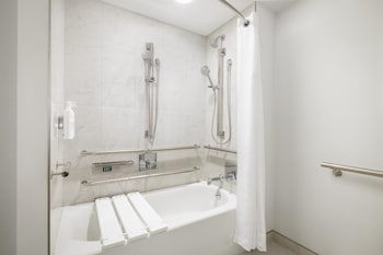 Room, 2 Queen Beds, Accessible Bathtub (Mobility and Hearing)