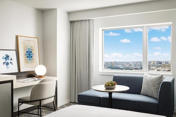 Room, 1 King Bed, Accessible, Bathtub (Mobility & Hearing)