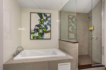 Standard Suite, 1 King Bed