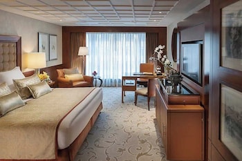 Club Room, 1 King Bed, City View