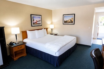Standard Room, 1 King Bed Upstairs (1 King Bed Nonsmoking)
