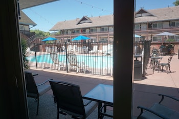 Signature Room, 1 King Bed Ground Floor, Patio (1 king bed nonsmoking)