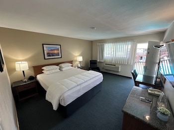 Standard Room, 1 Queen Bed Upstairs (1 Queen Bed Nonsmoking)
