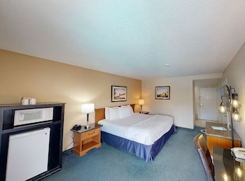 Standard Room, 1 Queen Bed Upstairs (1 Queen Bed Nonsmoking)