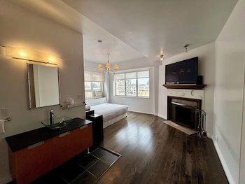 Penthouse, 1 King Bed, Non Smoking, City View