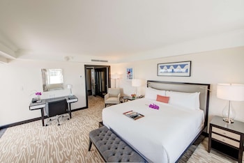Fairmont Gold, Suite, 2 Bedrooms, 2 Bathrooms, Harbor View