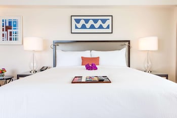 Signature Room, 1 King Bed, Balcony, Harbor View