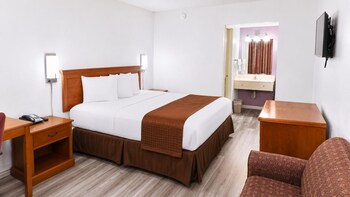 Room, 1 King Bed, Smoking