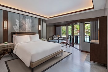 Room, 1 King Bed, Non Smoking, Lagoon Access