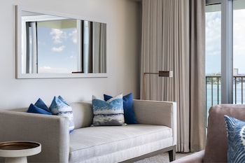 Suite, 1 Bedroom, Roll-in Shower, Oceanfront (Accessible, Kai Suite)