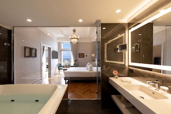Honeymoon Suite, Sea View
