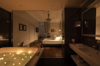 Honeymoon Suite, Sea View