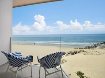 The Views Oceanfront Suite 1 King Mobility/Hearing Accessible W/Roll-in Shower