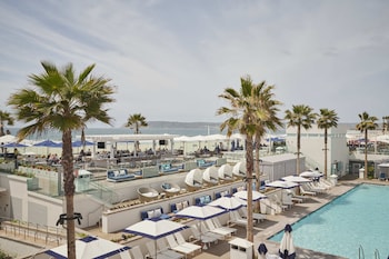 Cabana Pool View 2 Queens