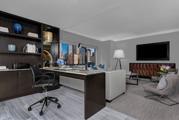 Suite, 1 Bedroom (Living & Dining Area, Manhattan Floor)