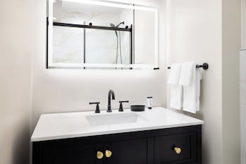Premium Room, 1 King Bed, Corner (High Floor)