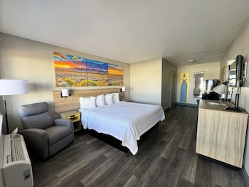 Room, 1 King Bed, Accessible, Non Smoking (Mobility/Hearing, Roll-In Shower)