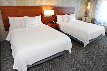 Room, 2 Queen Beds (Mobility Accessible, Tub)