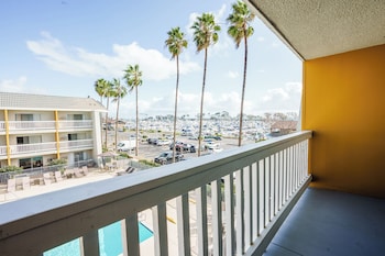 Standard Room, 2 Queen Beds, Pool View