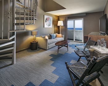 Suite, 1 King Bed, Courtyard View