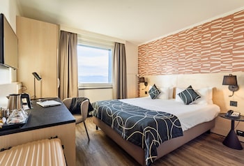 Standard Double Room, Non Smoking, Partial Lake View