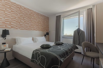 Standard Double Room, Non Smoking, Partial Lake View