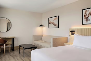 Deluxe Room, 1 Queen Bed, Accessible (Roll-In Shower, Smoke Free)